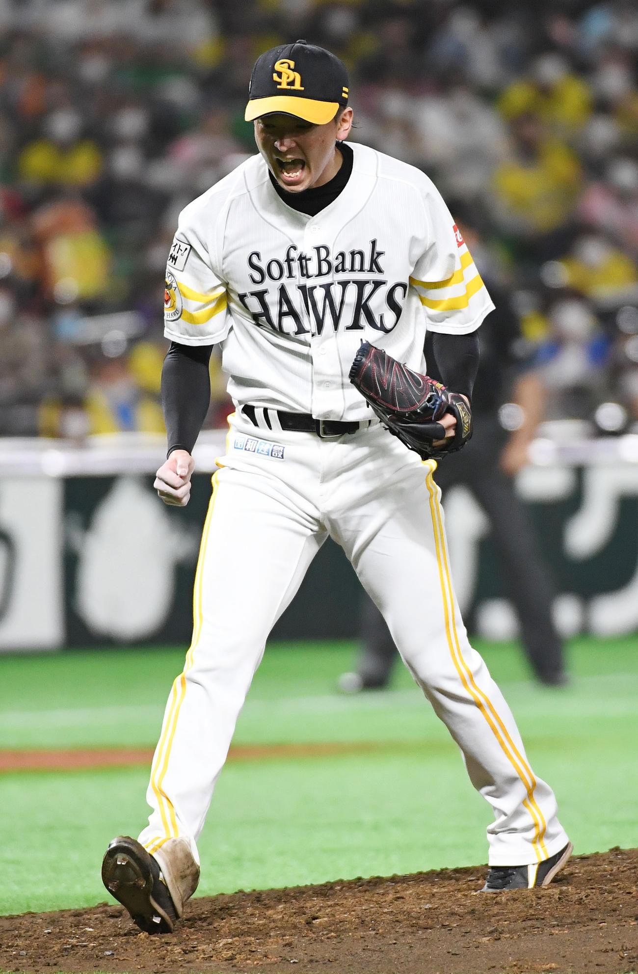 パCS　ソフトバンク対ロッテ　4回表ロッテ2死一、三塁、先発の東浜巨は安田尚憲を三振に仕留め雄たけびを上げる（撮影・今浪浩三）