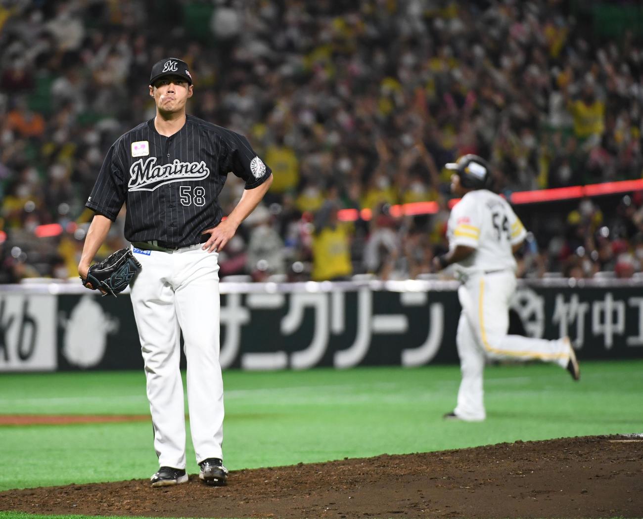 パCS　ソフトバンク対ロッテ　4回裏ソフトバンク1死二塁、チェン・ウェインは中村晃に逆転の2打席連続2点本塁打を浴びる（撮影・今浪浩三）