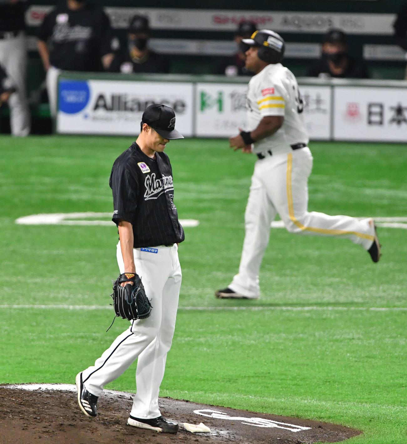 ソフトバンク対ロッテ　2回裏ソフトバンク1死一塁、中村晃に右越え2点本塁打を打たれ、悔しそうに口をゆがませるチェン・ウェイン、右はアルフレド・デスパイネ（撮影・岩下翔太）