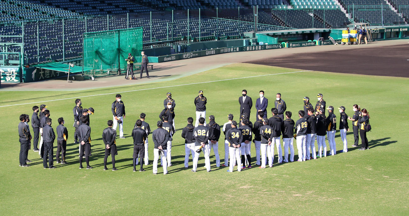 秋季練習初日、円陣の中心でナインに言葉をかける矢野監督（撮影・加藤哉）