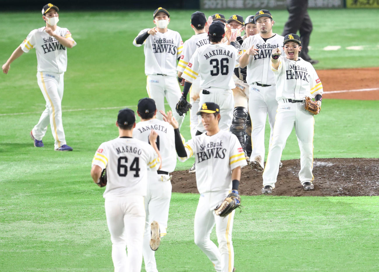 日本シリーズ進出を決め喜ぶソフトバンクナイン（撮影・梅根麻紀）