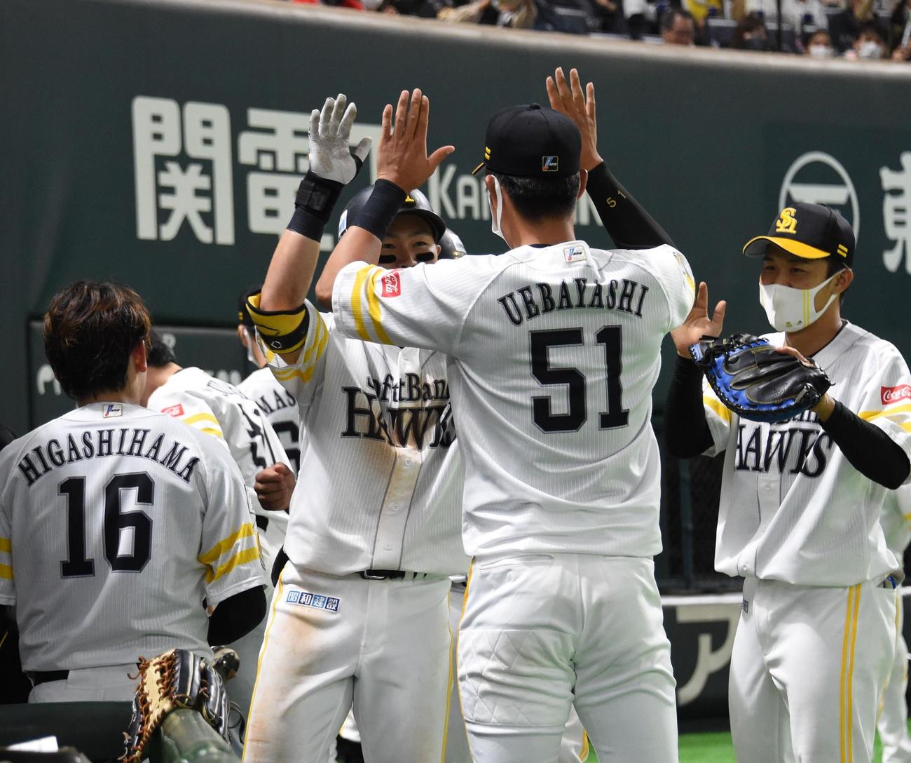 中村晃は右越えに逆転の2打席連続2点本塁打を放ち上林誠知に迎えられる（撮影・今浪浩三）