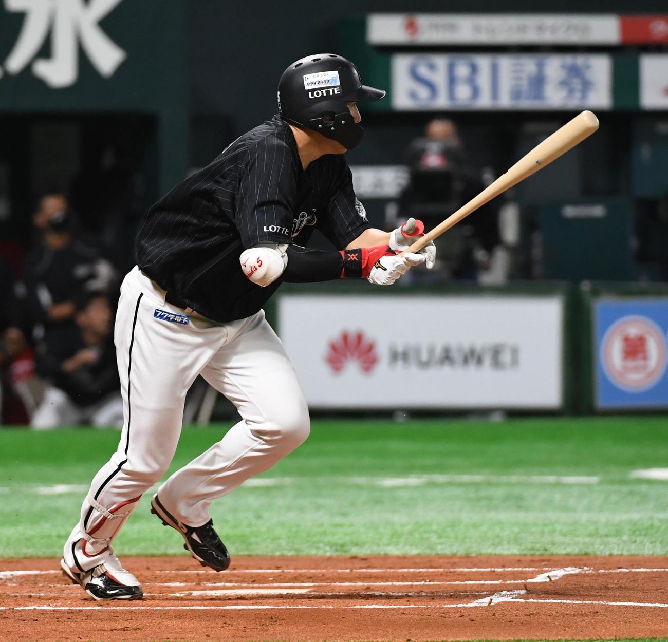 パCS　ソフトバンク対ロッテ　1回表ロッテ1死二、三塁、安田尚憲は左中間に先制の2点適時打を放つ（撮影・今浪浩三）