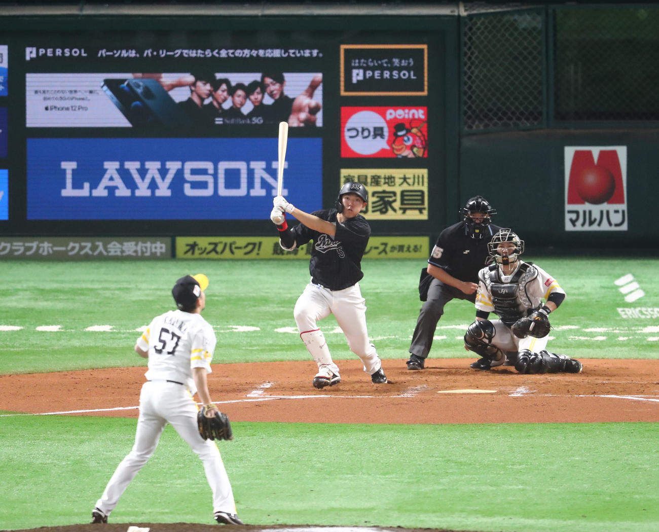 ソフトバンク対ロッテ　7回表ロッテ無死、安田尚憲は中越えに二塁打を放つ（撮影・梅根麻紀）