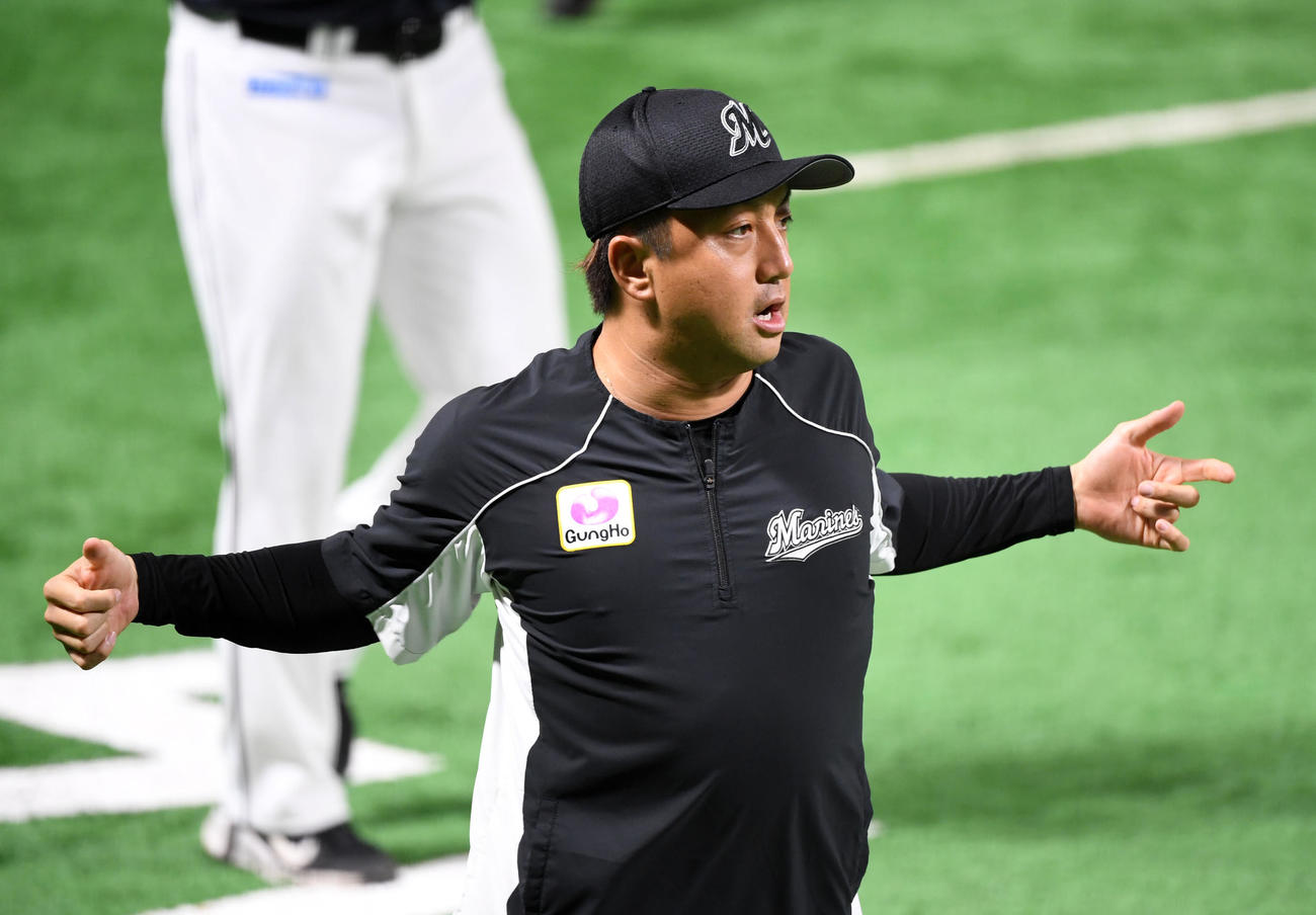 ソフトバンク対ロッテ　試合前、トレーニングをするロッテ沢村（撮影・横山健太）