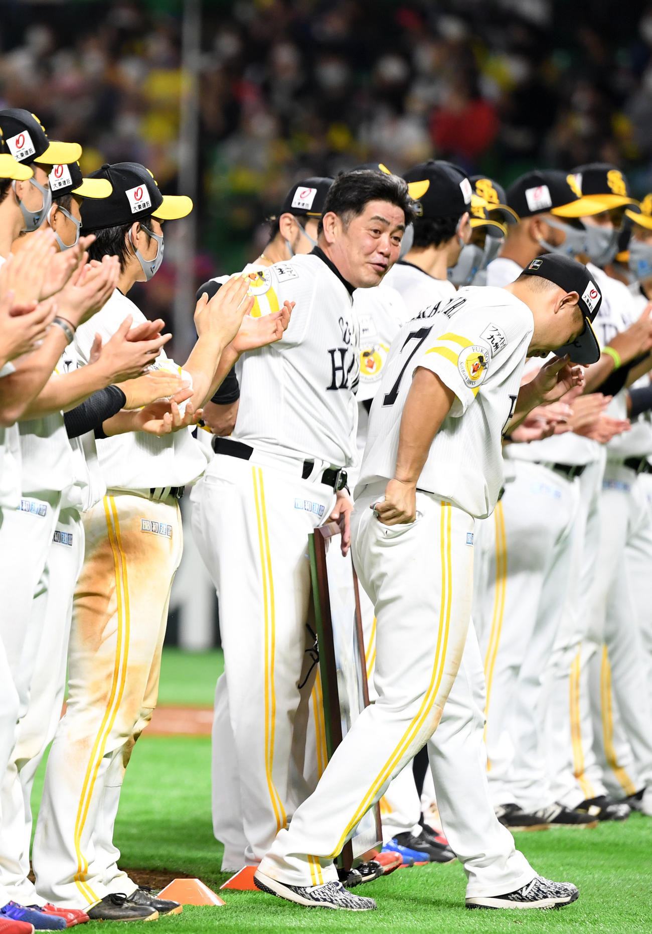 ソフトバンク対ロッテ　最優秀選手賞に選ばれたソフトバンク中村晃（右）に声をかける工藤監督（撮影・横山健太）