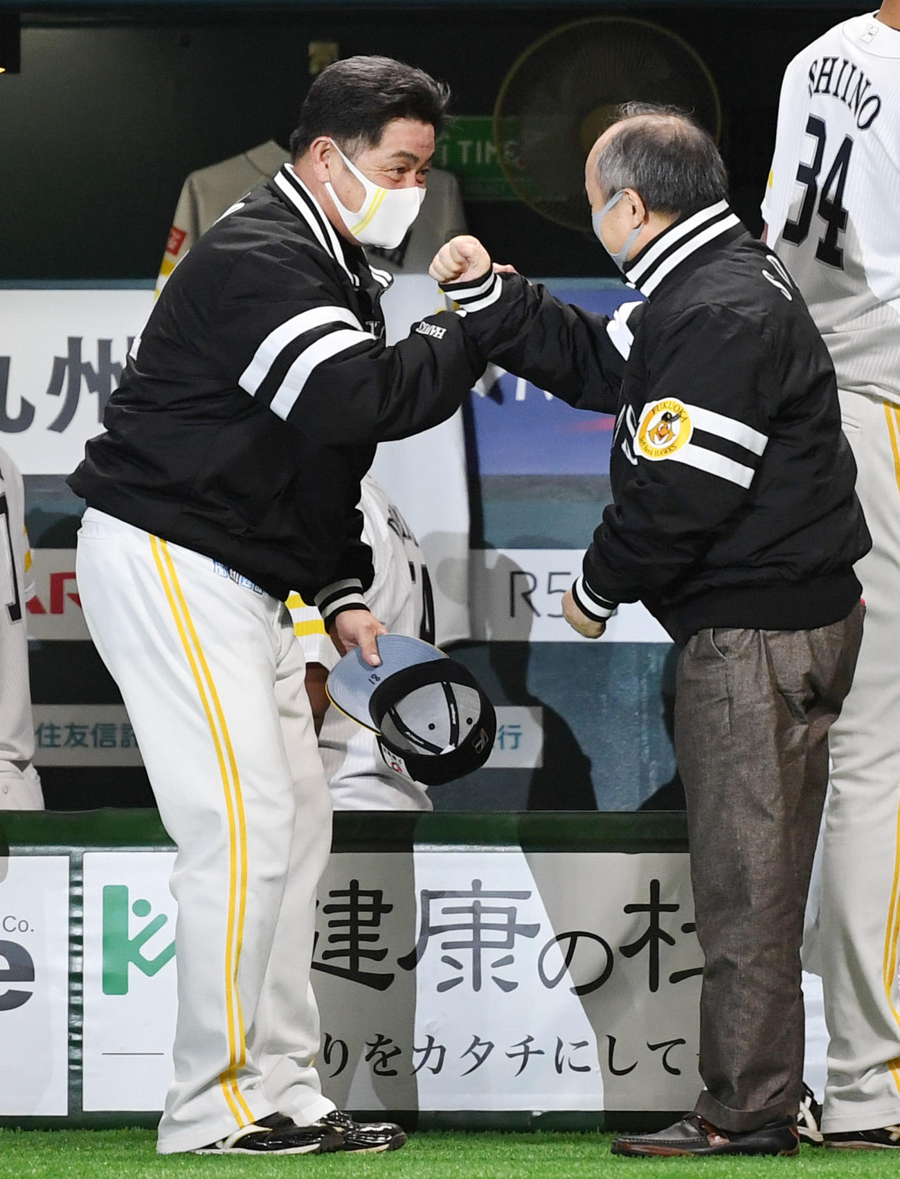 ソフトバンク対ロッテ　日本シリーズ出場を果たしタッチを交わすソフトバンク工藤監督（左）と孫オーナー（撮影・横山健太）