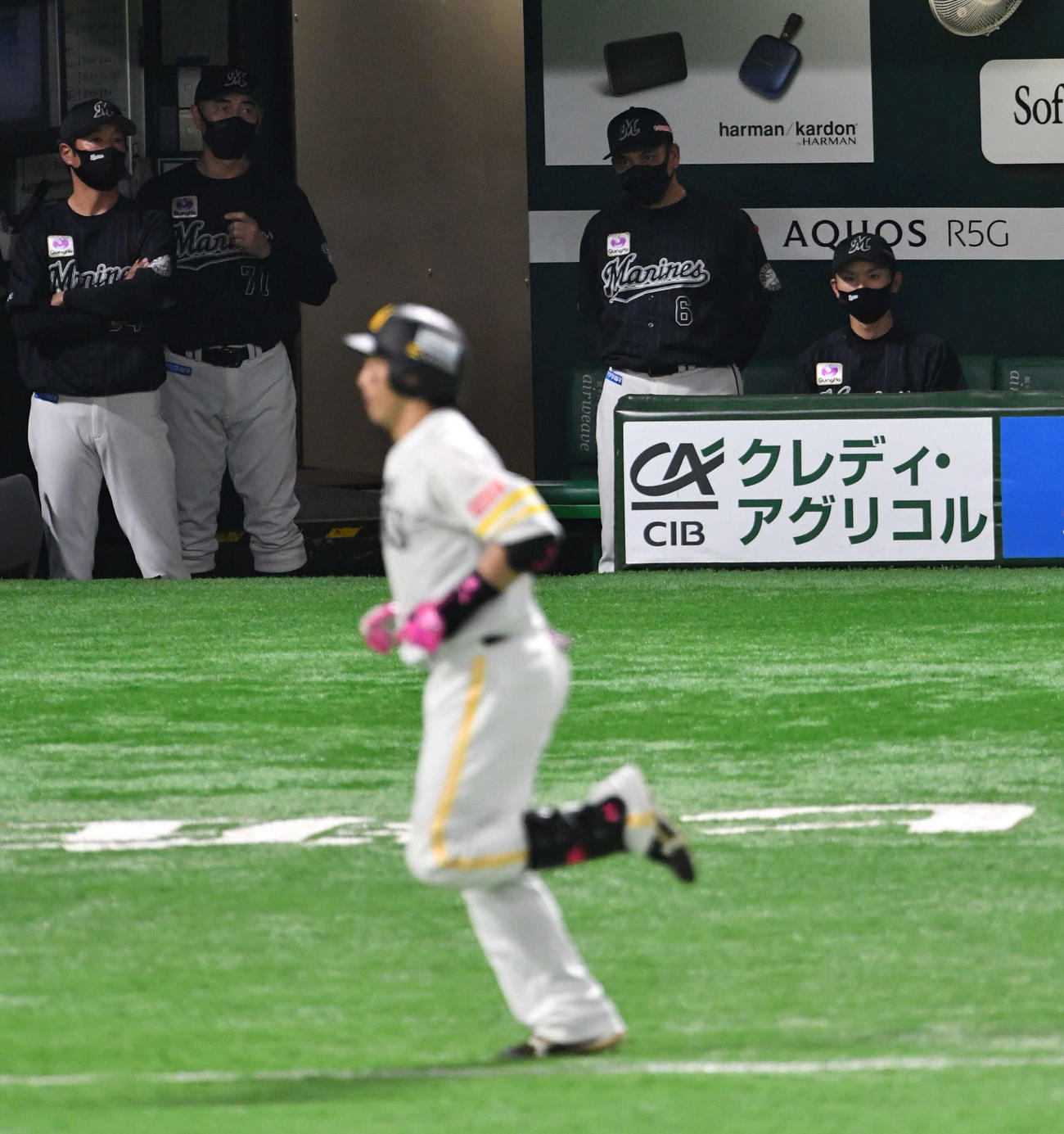ソフトバンク対ロッテ　4回裏ソフトバンク1死、松田宣浩（手前）に2者連続の左越え本塁打を打たれ、厳しい表情でグラウンドを見つめる井口資仁監督（右から2人目）とコーチ陣（撮影・岩下翔太）