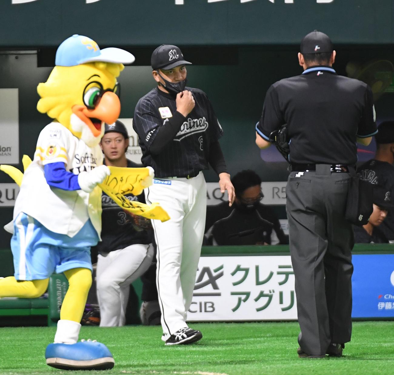 パCS　ソフトバンク対ロッテ　7回裏、投手交代を告げる井口資仁監督（撮影・今浪浩三）