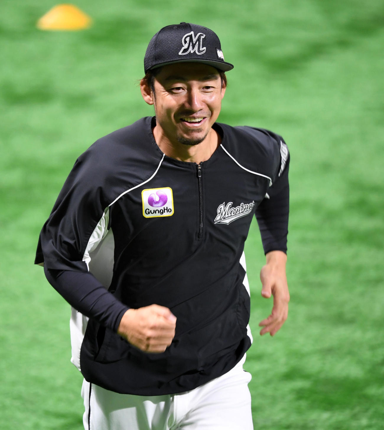 ソフトバンク対ロッテ　試合前、笑顔を見せるロッテ鳥谷（撮影・横山健太）
