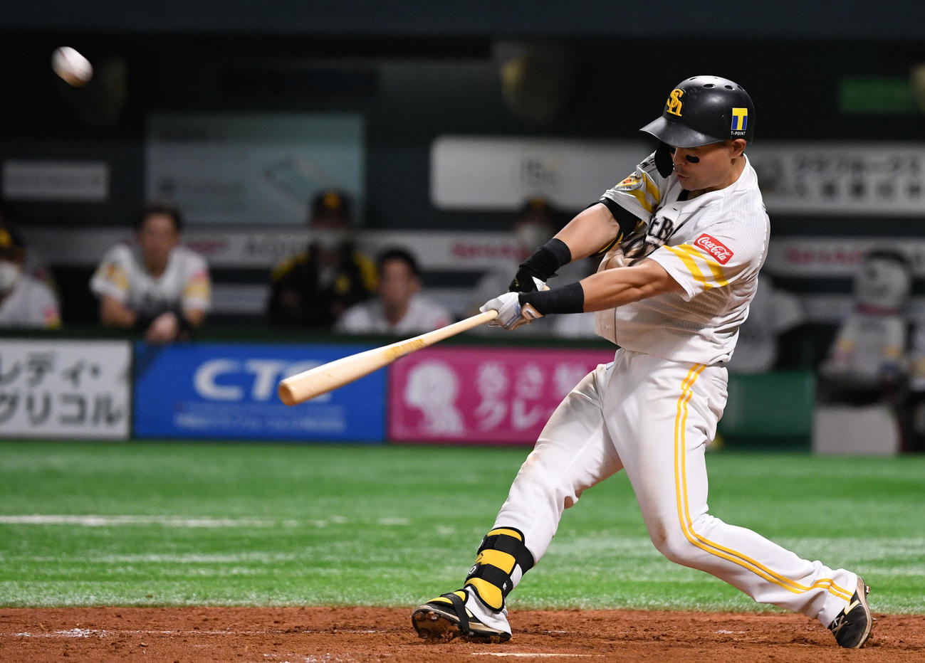 ソフトバンク対ロッテ　4回裏ソフトバンク1死二塁、右越え2点本塁打を放つ中村晃（撮影・横山健太）