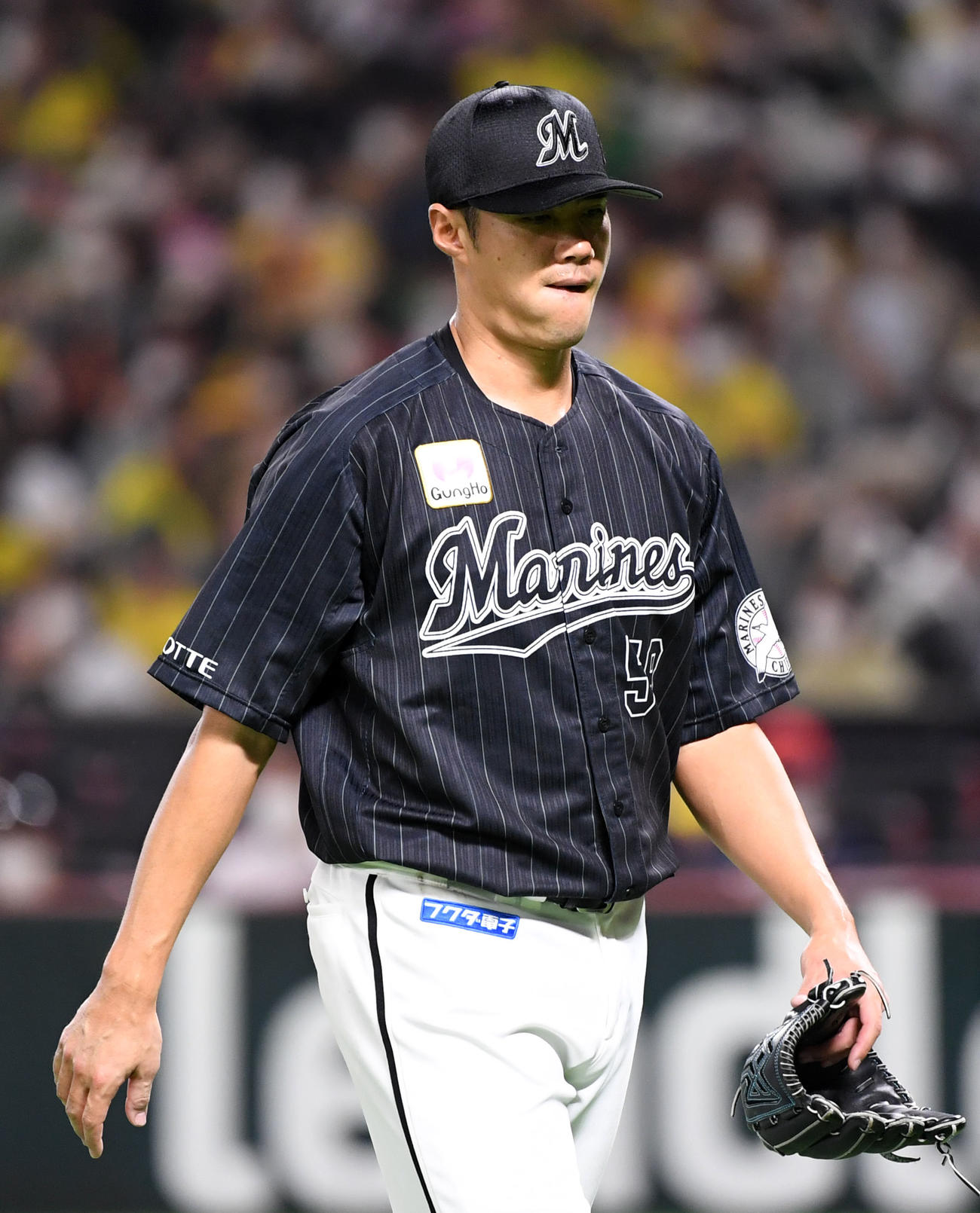 ソフトバンク対ロッテ　4回裏途中でマウンドを降りるロッテのチェン・ウェイン（撮影・横山健太）