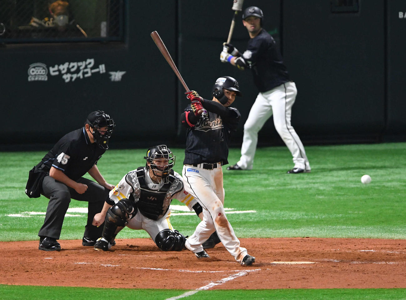 ソフトバンク対ロッテ　4回表ロッテ1死一塁、藤原は右前安打を放つ（撮影・岩下翔太）