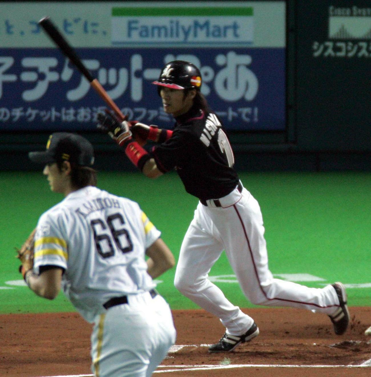 05年10月、右翼線に二塁打を放つロッテ西岡