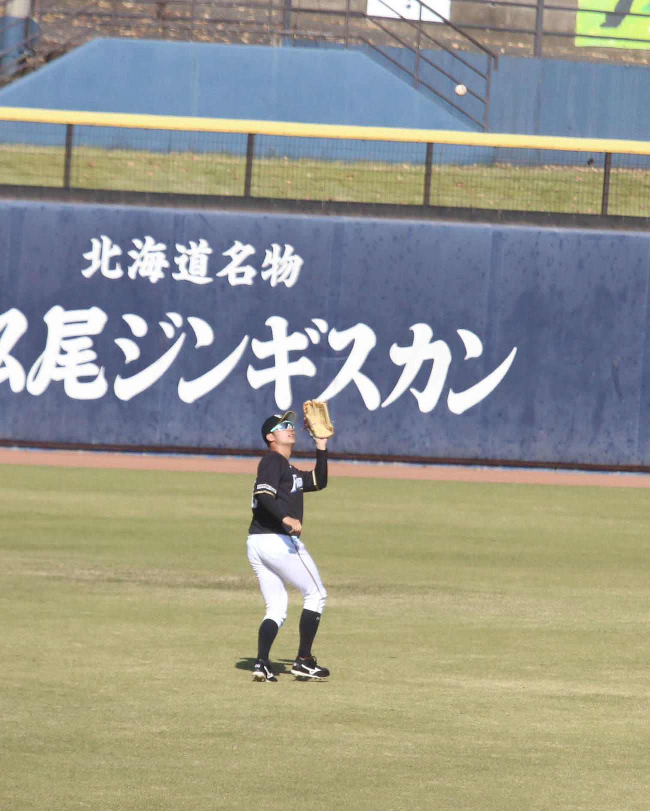 特守を受ける日本ハム浅間（撮影・中島宙恵）