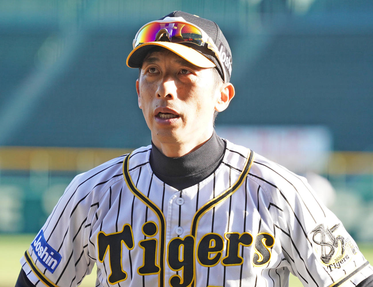 秋季練習初日、取材に応じる矢野監督（撮影・清水貴仁）