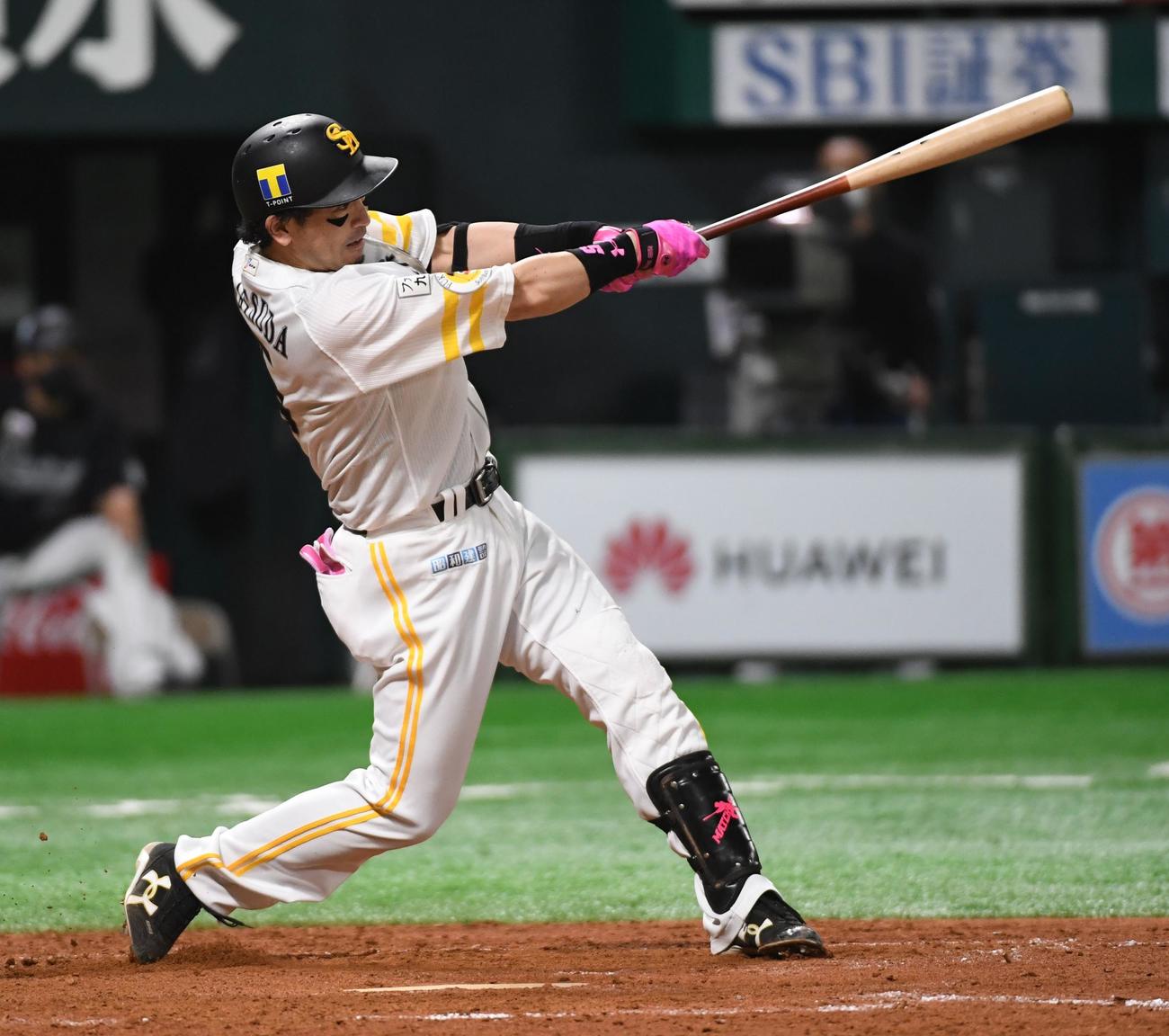 パCS　ソフトバンク対ロッテ　4回裏ソフトバンク1死、松田宣浩は左越えにソロ本塁打を放つ（撮影・今浪浩三）