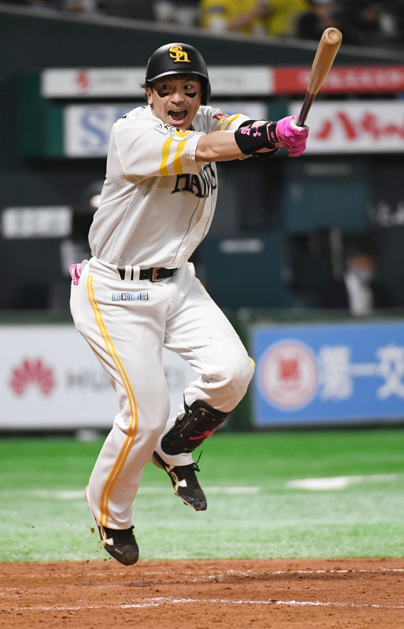 ソフトバンク対ロッテ　4回裏ソフトバンク1死、松田宣は左越え本塁打を放つ（撮影・今浪浩三）