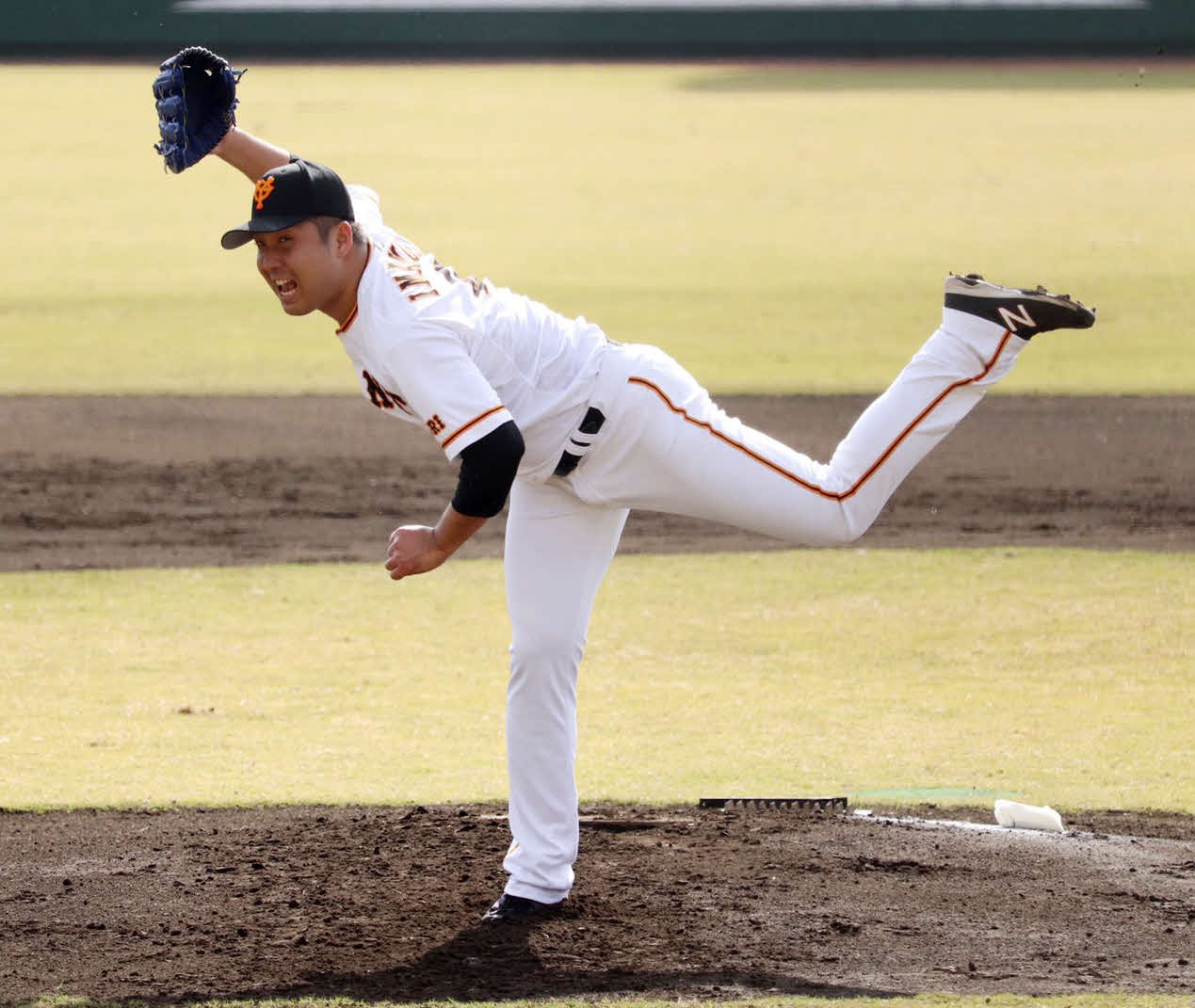 フェニックス・リーグの中日戦で調整登板する巨人今村（撮影・久永壮真）