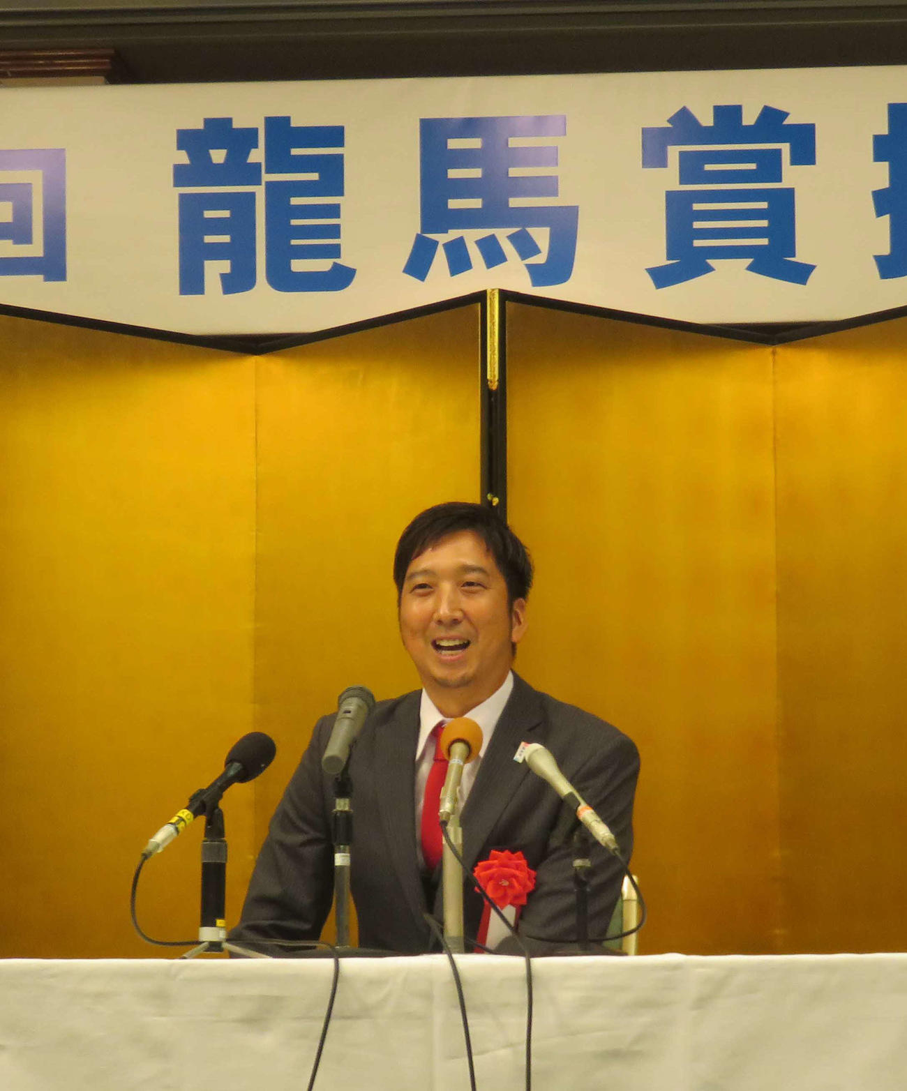 高知市内で龍馬賞授賞式に臨む藤川球児氏（代表撮影）