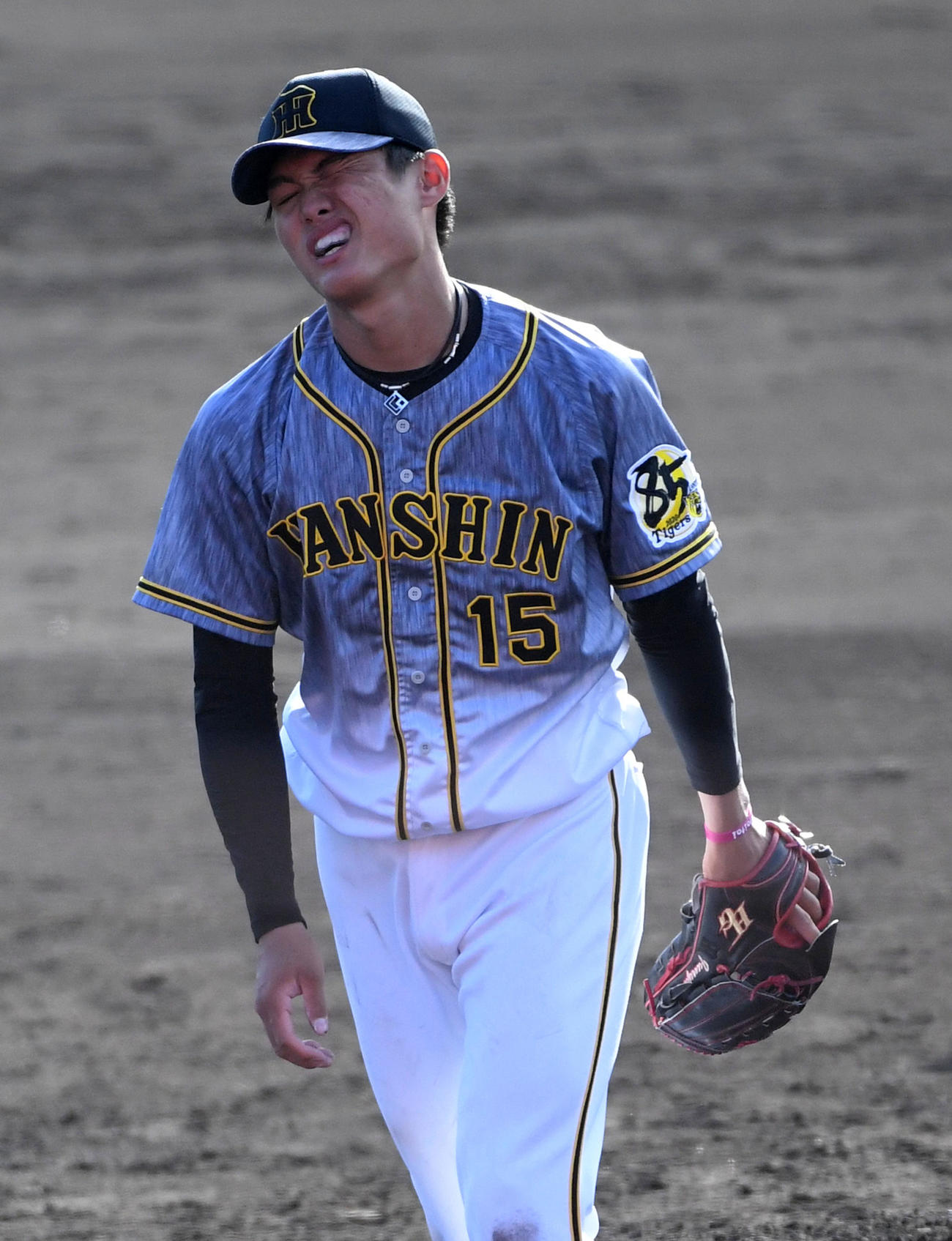 日本ハム対阪神　7回裏日本ハム無死一、二塁、海老原に右適時二塁打を打たれがっくりする西純（撮影・前岡正明）