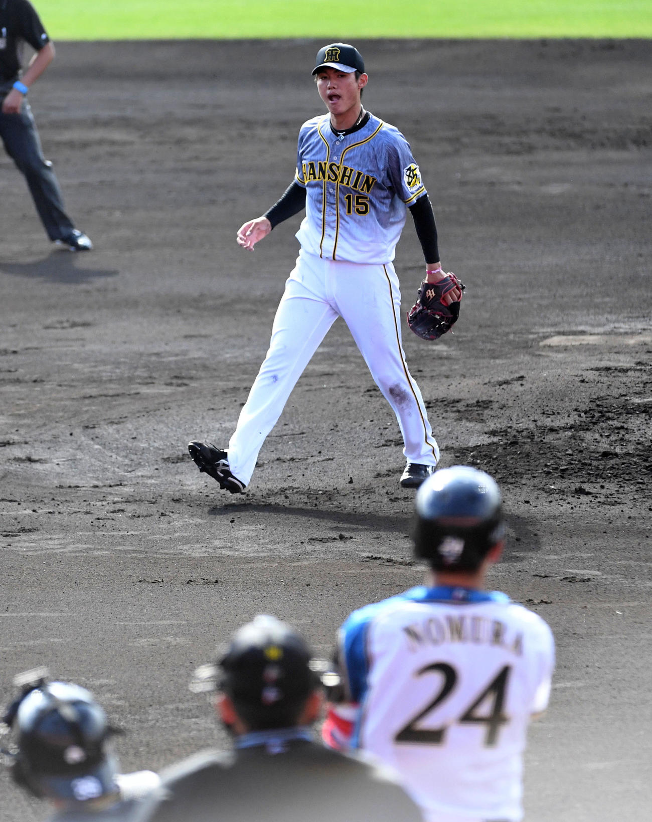 日本ハム対阪神　1回裏日本ハム2死二塁、野村を空振りの三振に打ち取った西純（撮影・前岡正明）
