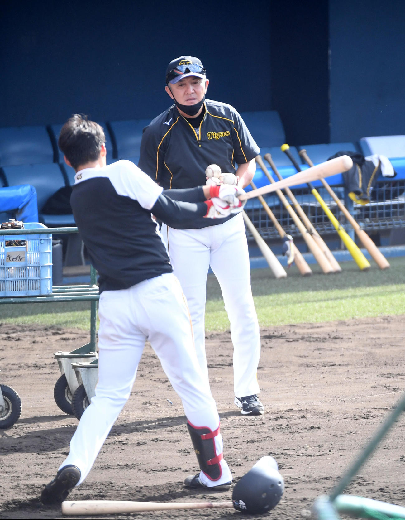 遠藤（左）のロングティ打撃を指導する清水コーチ（撮影・前岡正明）