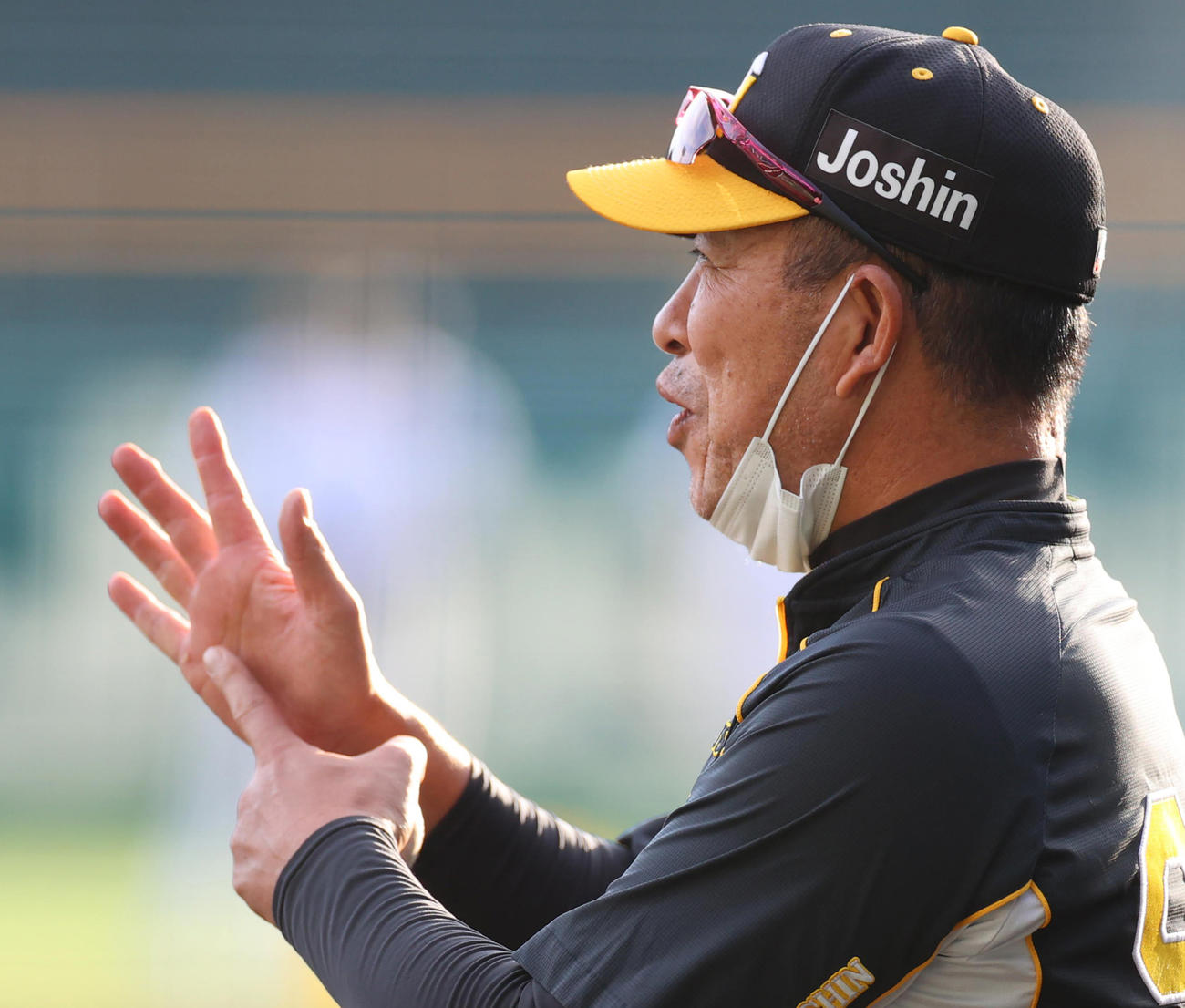 全員ノックで選手に指示を出す井上ヘッドコーチ（撮影・清水貴仁）