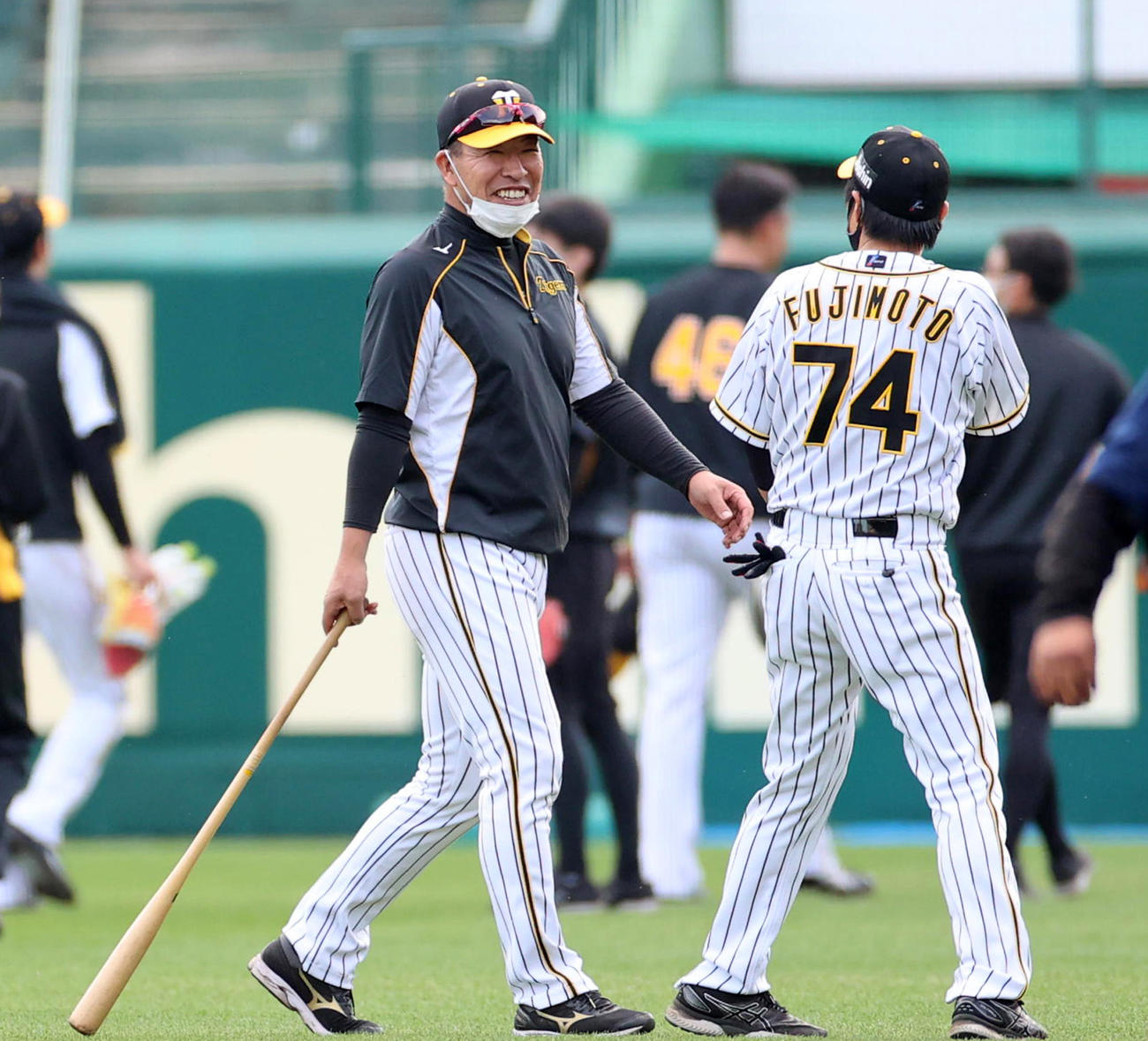 全員ノックを終え笑顔をみせる井上ヘッドコーチ（撮影・清水貴仁）