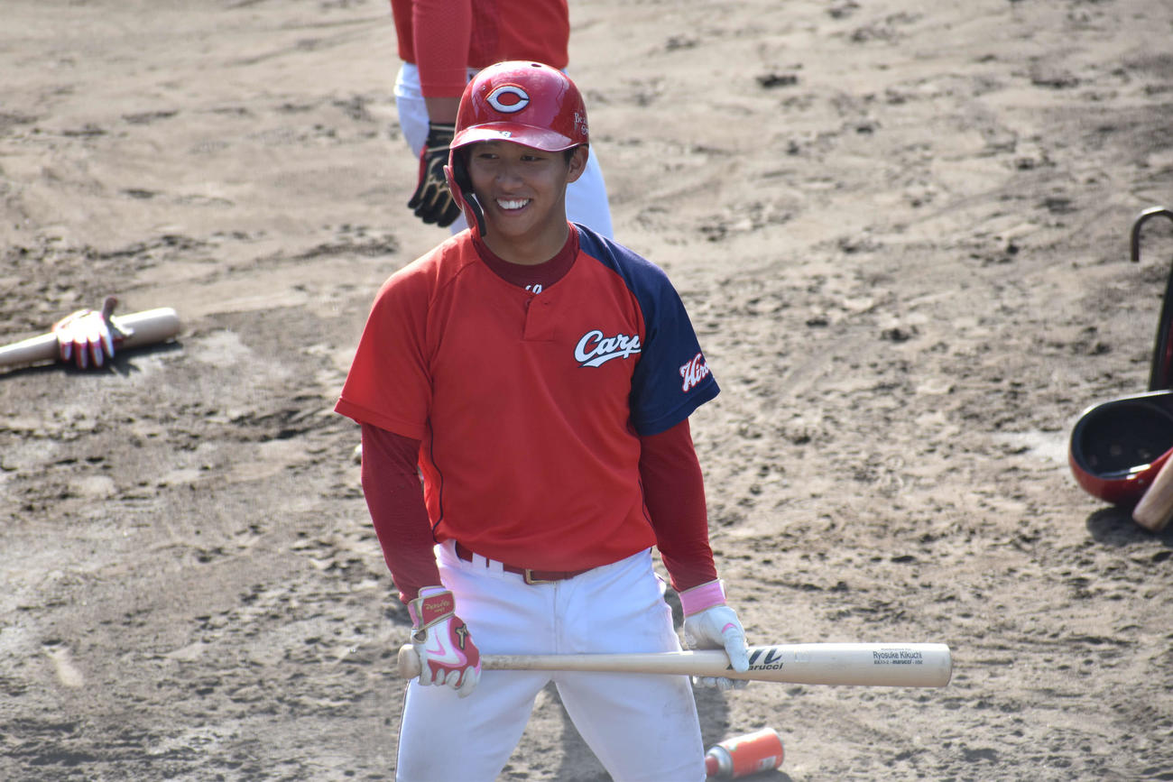 試合前の練習で笑顔を見せる広島羽月（撮影・古財稜明）