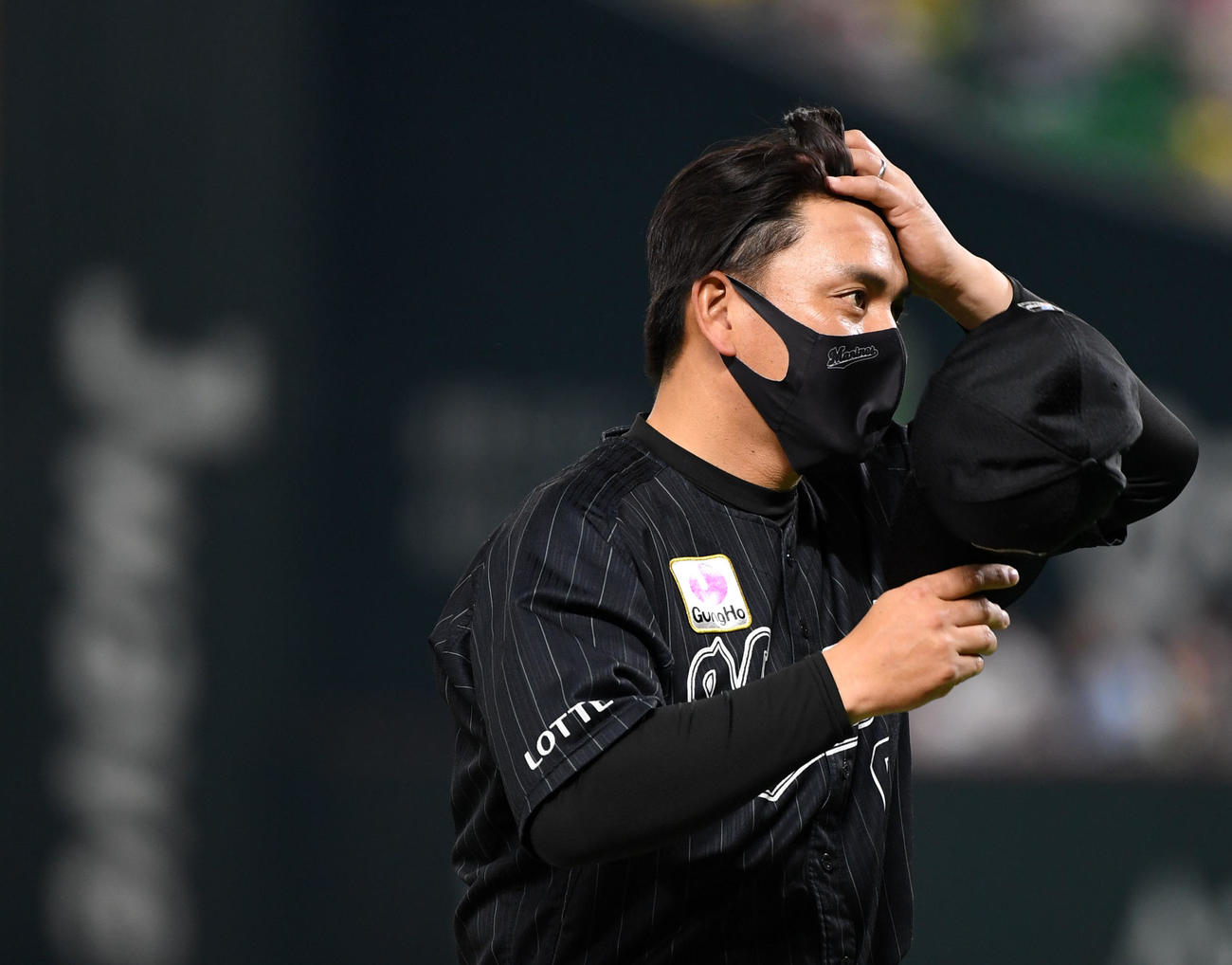 ソフトバンク対ロッテ　日本シリーズ出場を逃し球場を後にするロッテ井口監督（撮影・横山健太）