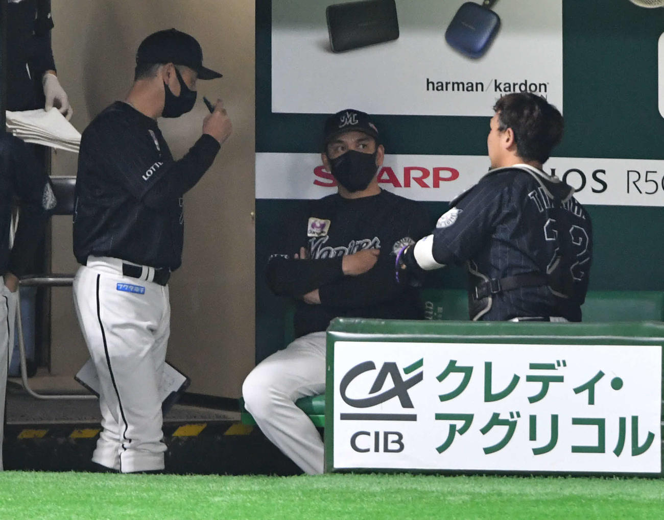 ソフトバンク対ロッテ　4回裏終了後、吉井理人投手コーチ（左）、井口資仁監督（中）と話す田村龍弘（撮影・岩下翔太）