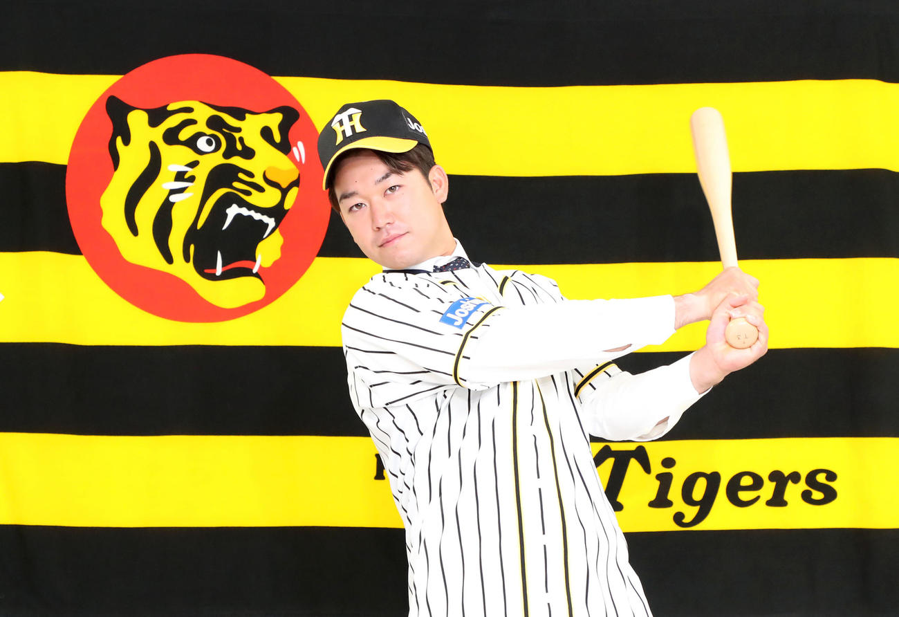 入団会見を行った山本はバットを手にポーズを決める（撮影・加藤哉）