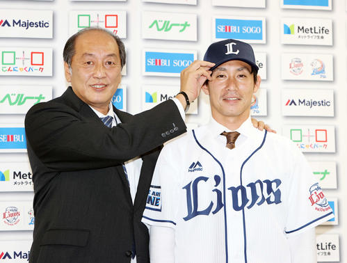 入団会見後、渡辺GM(左)と写真に納まる西武吉川(撮影・鈴木正人)