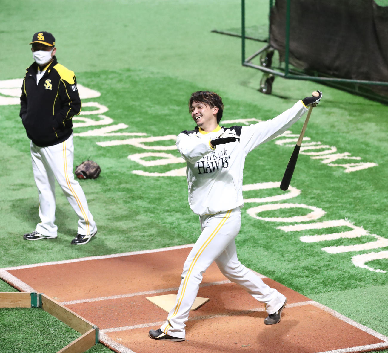 楽しそうに打撃練習をする東浜巨、後方は工藤公康監督（撮影・梅根麻紀）＝2020年11月16日、福岡ペイペイドーム