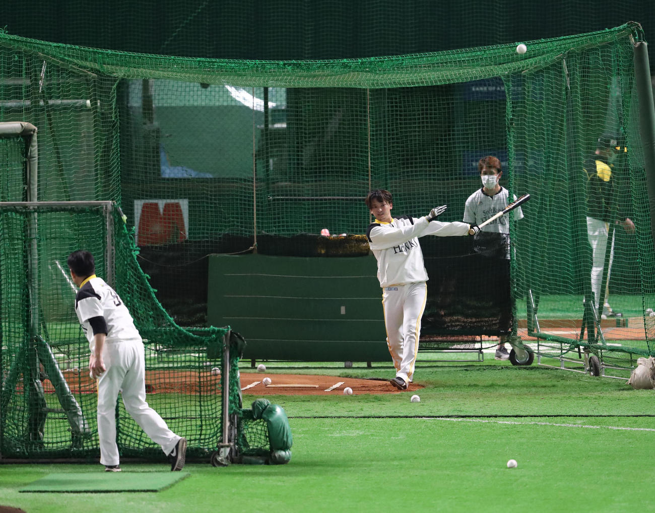 打撃練習をする東浜巨（撮影・梅根麻紀）＝2020年11月16日、福岡ペイペイドーム