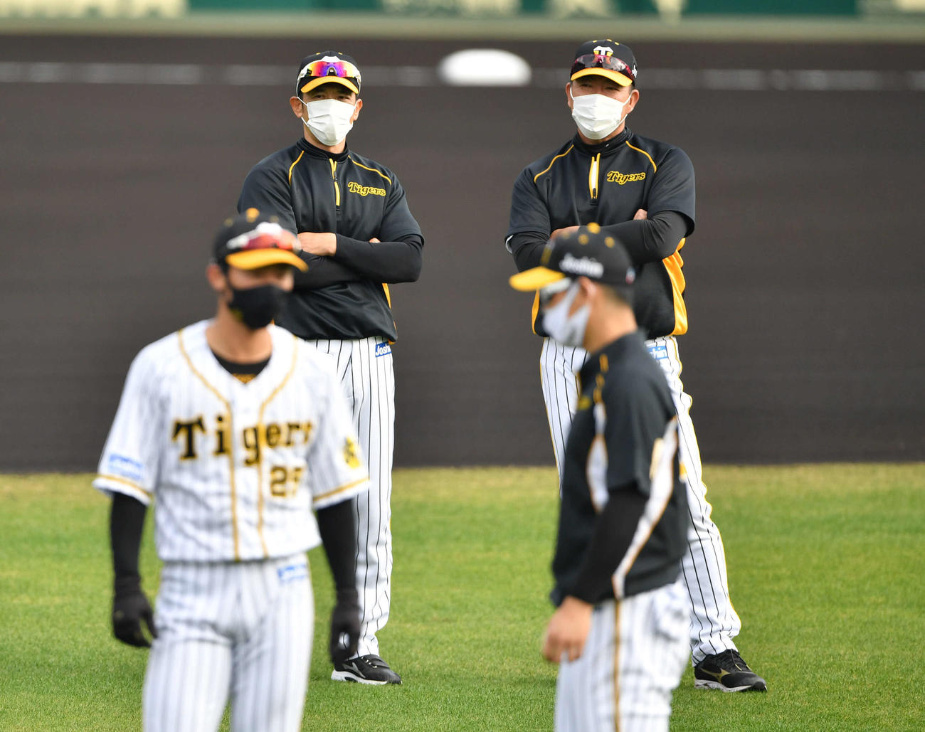 練習を見つめる矢野監督（左）と井上ヘッドコーチ（撮影・岩下翔太）
