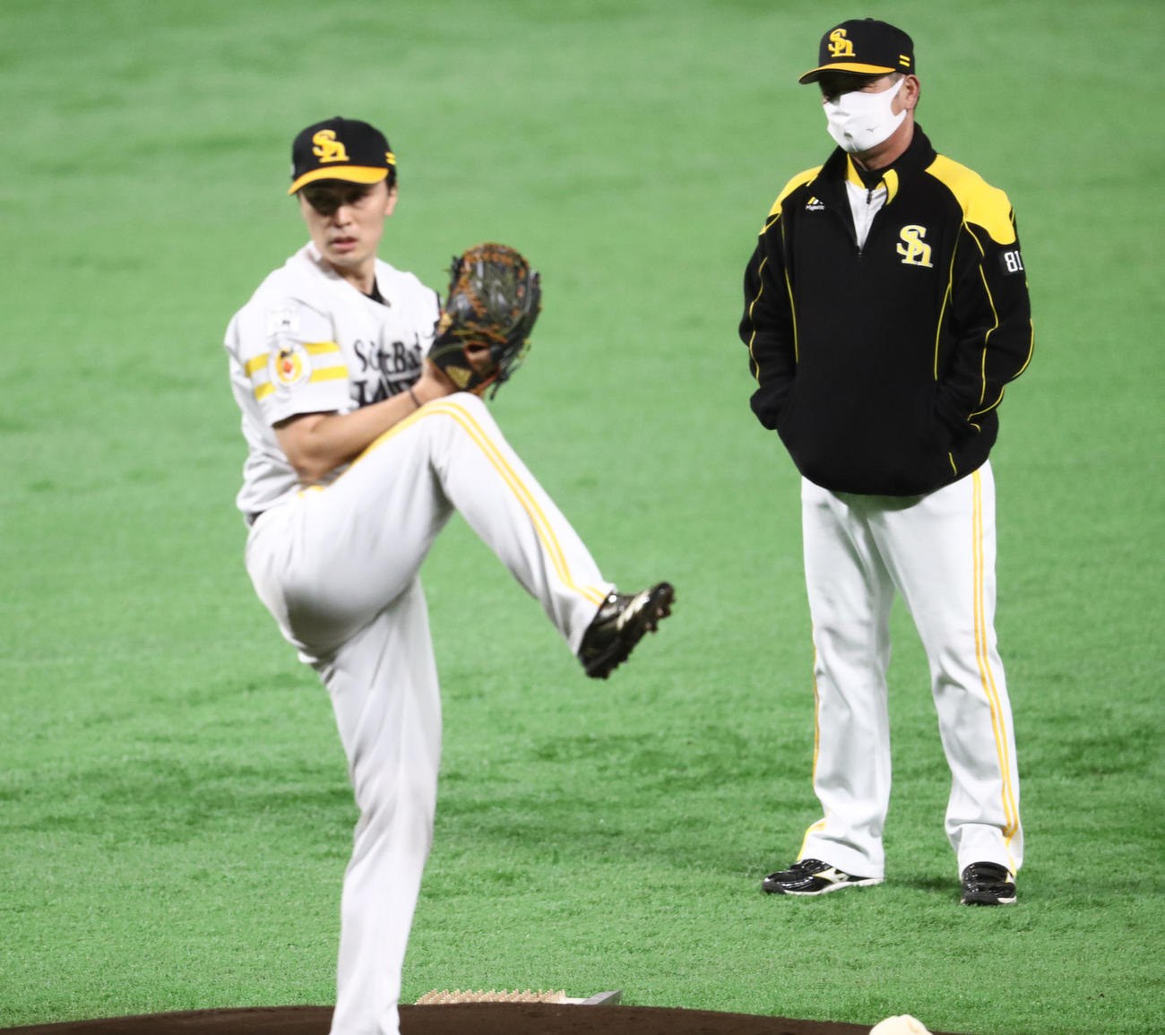 マウンドで投げる和田毅を後方から見守る工藤公康監督（撮影・梅根麻紀）＝2020年11月16日、福岡ペイペイドーム