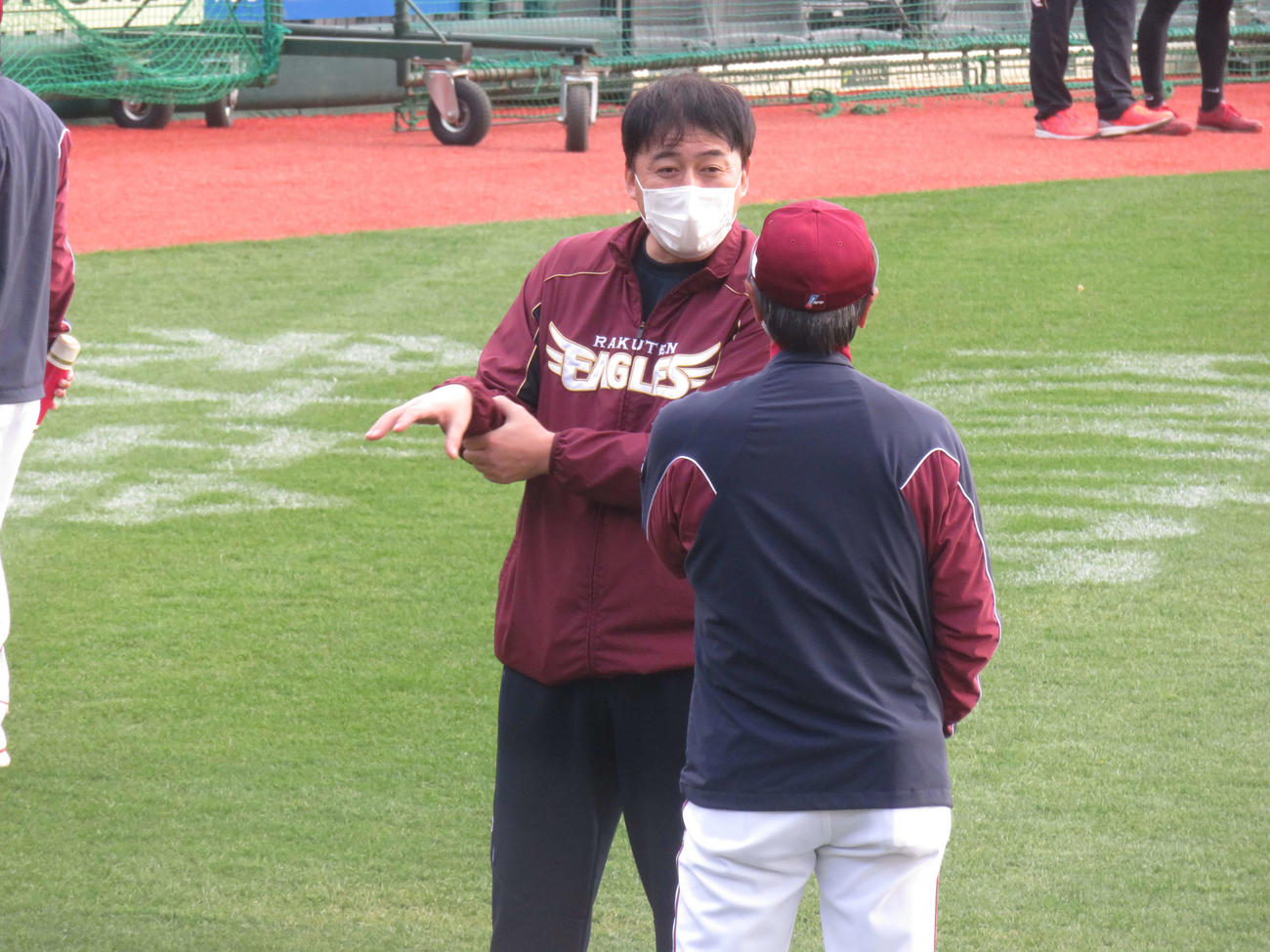 秋季練習初日　楽天石井ゼネラルマネジャー兼任監督（左）は真喜志ヘッドコーチ（右）と言葉を交わす（撮影・桑原幹久）