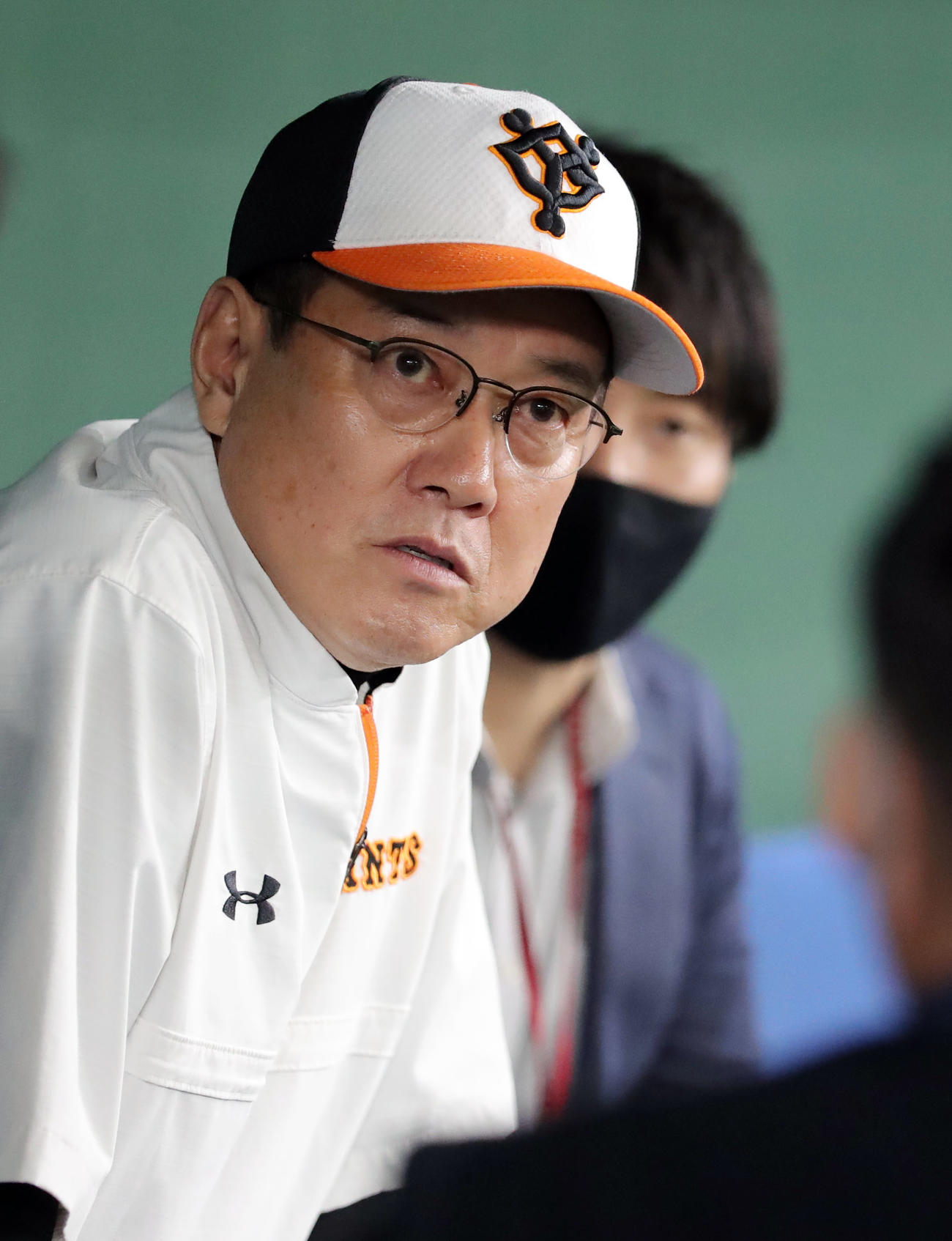 表情を引き締め取材に応じる巨人原監督（撮影・垰建太）