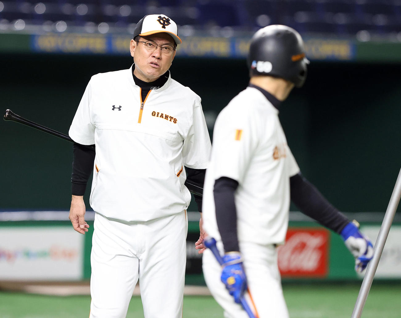 練習中の松原（手前）に声をかける巨人原監督（撮影・垰建太）