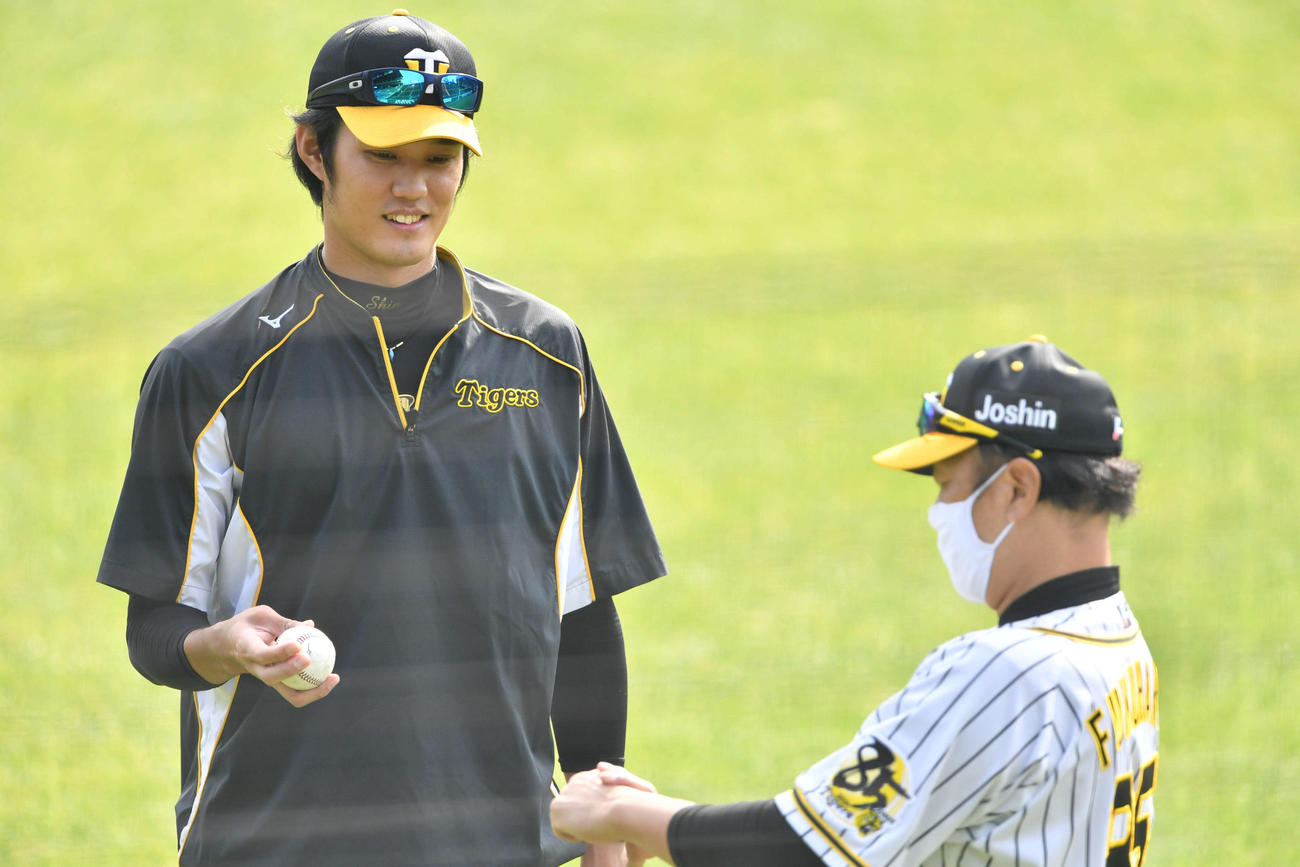 福原コーチ（右）と投げ方を話し合う藤浪（撮影・岩下翔太）