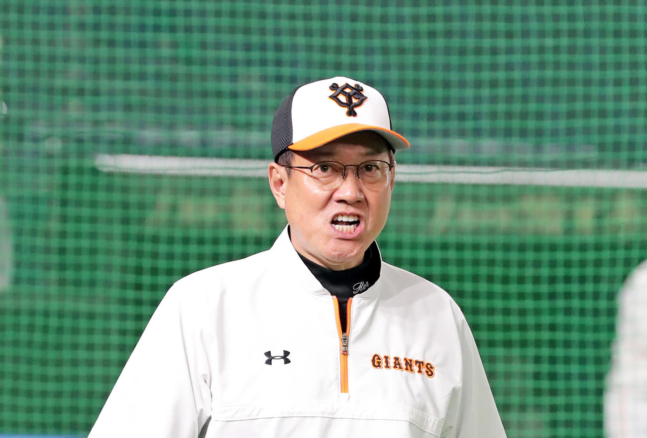練習中、気合の入った表情を見せる巨人原監督（撮影・垰建太）