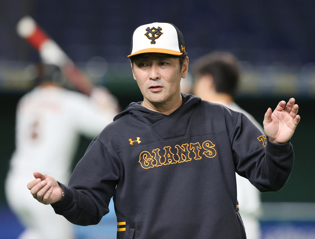 練習の合間、選手たちと言葉を交わす巨人元木ヘッドコーチ（撮影・垰建太）