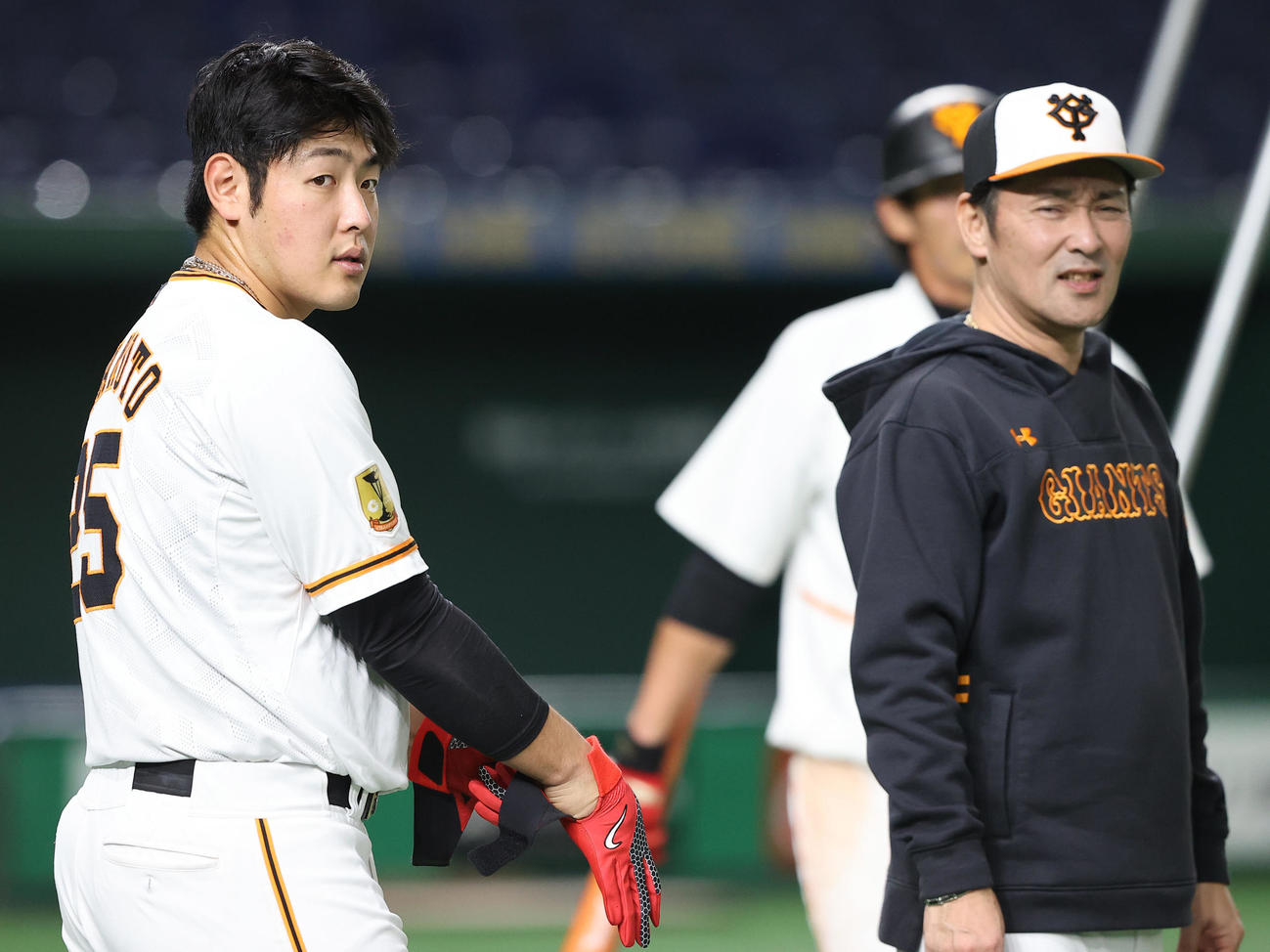 練習の合間に言葉を交わす巨人岡本（左）と元木ヘッドコーチ（撮影・垰建太）
