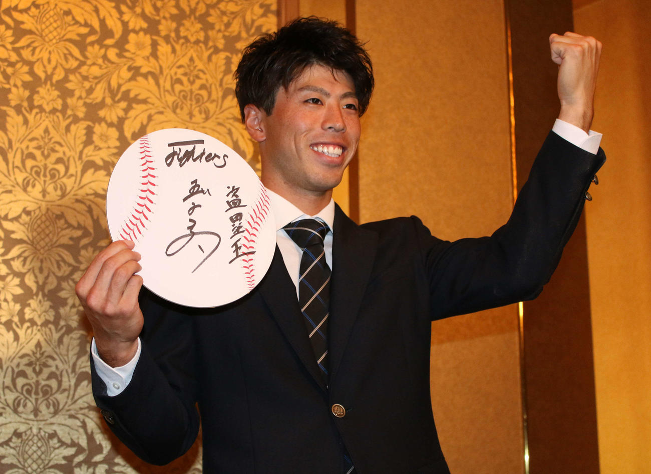日本ハムと仮契約を結び、ポーズに応じる中大の五十幡（撮影・木下大輔）