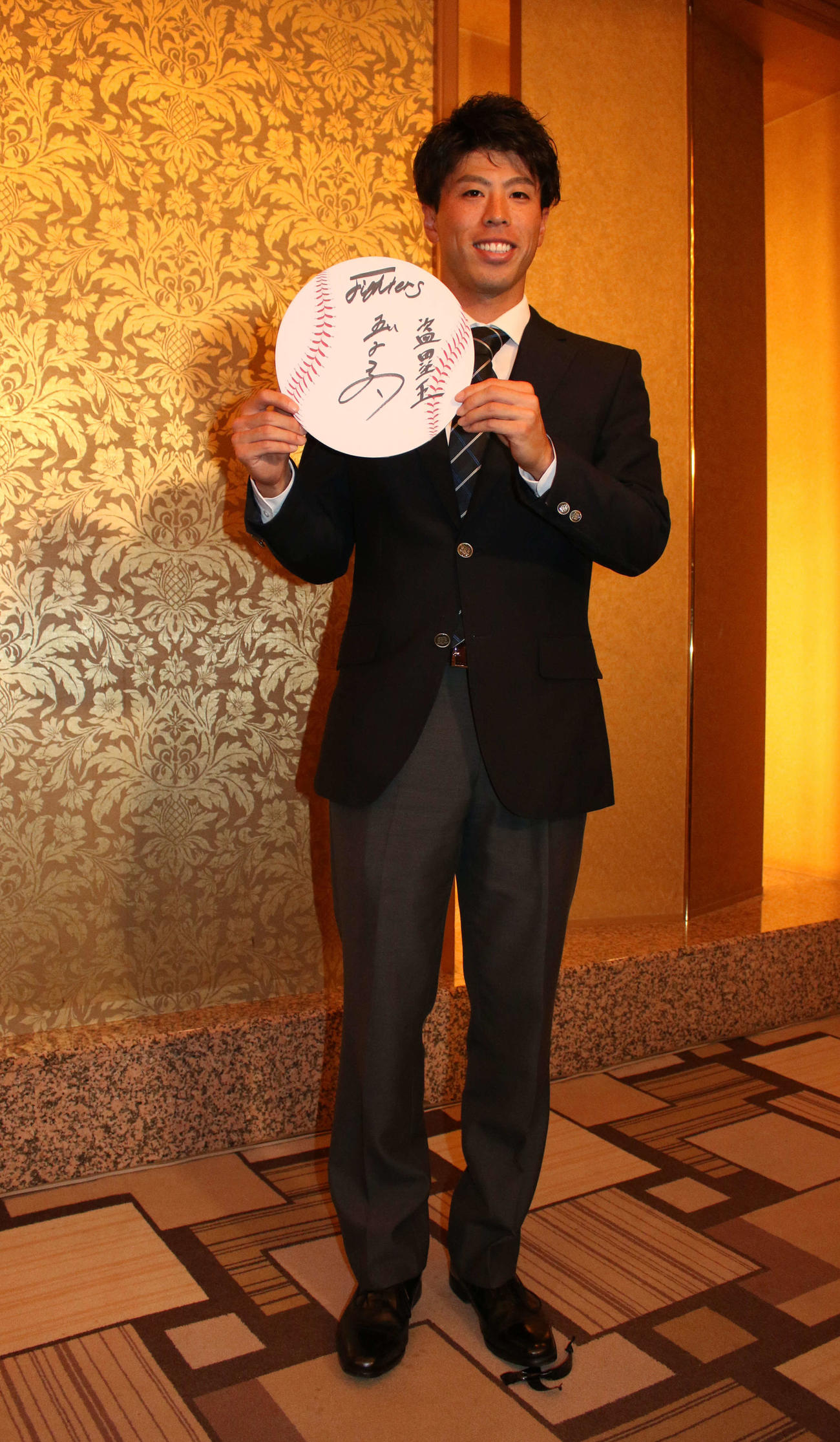 日本ハムと仮契約を結んだ中大の五十幡（撮影・木下大輔）