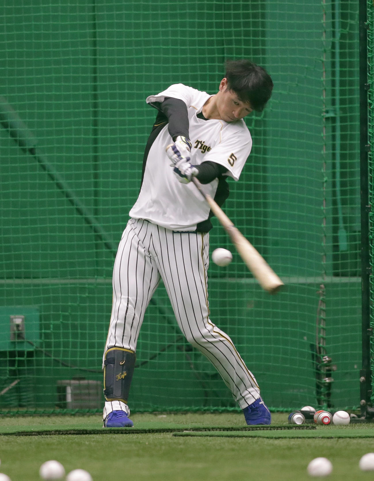 室内練習場で打撃練習を行う阪神近本（撮影・前田充）