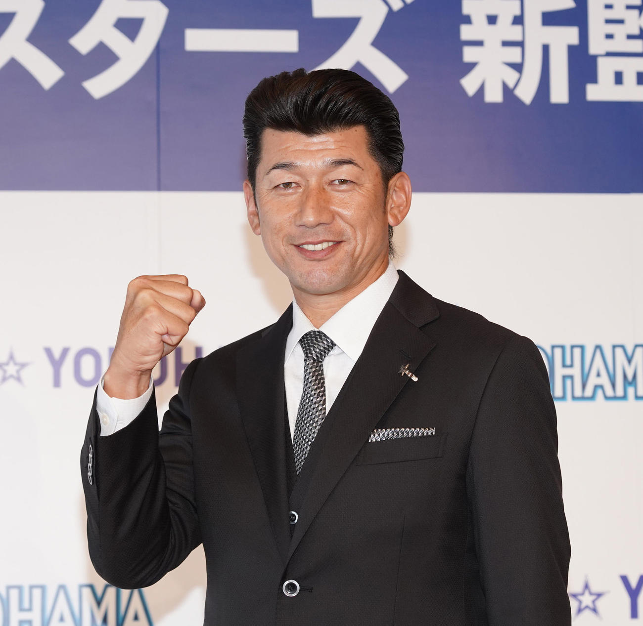 DeNA監督就任会見　記者会見後、ポーズをとる三浦大輔新監督（代表撮影）
