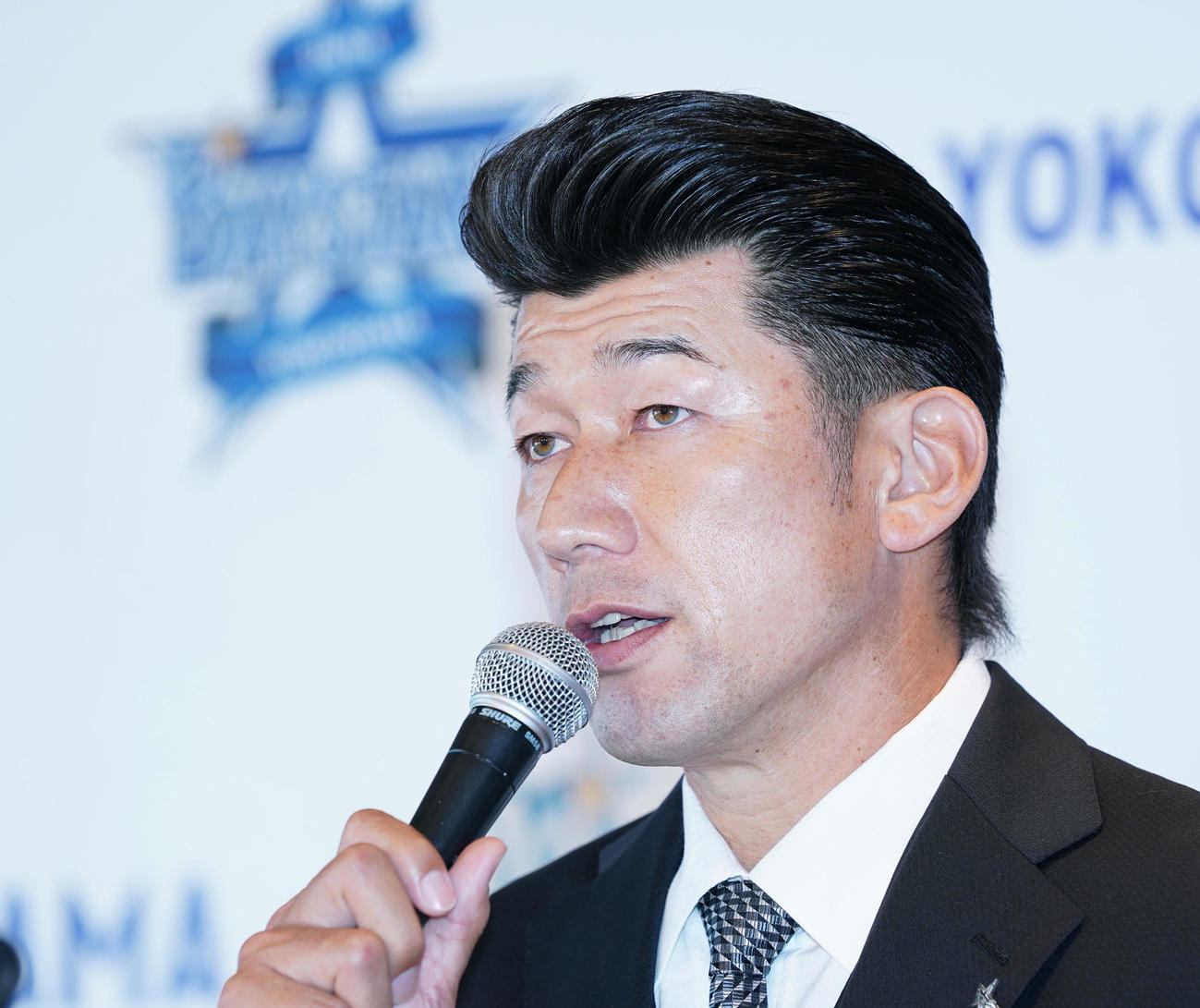 就任会見に臨むDeNA三浦新監督（代表撮影）